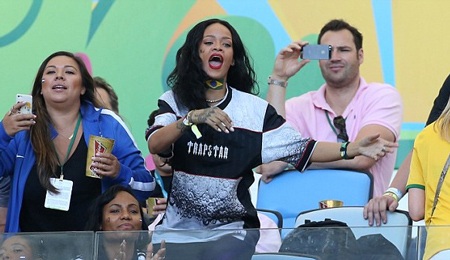 Nữ ca sĩ xinh đẹp cuồng nhiệt cổ vũ và khuấy động khán đài