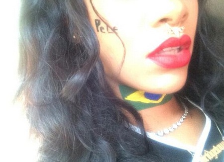 Nữ ca sĩ xinh đẹp cuồng nhiệt cổ vũ và khuấy động khán đài