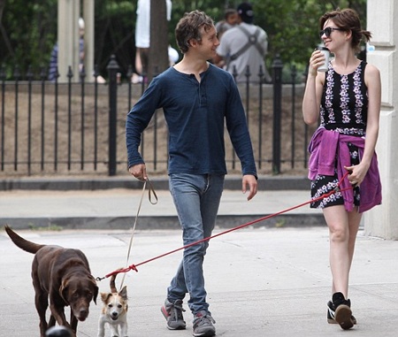 Vợ chồng Anne Hathaway thư giãn dắt chó đi dạo cùng nhau ở New York.