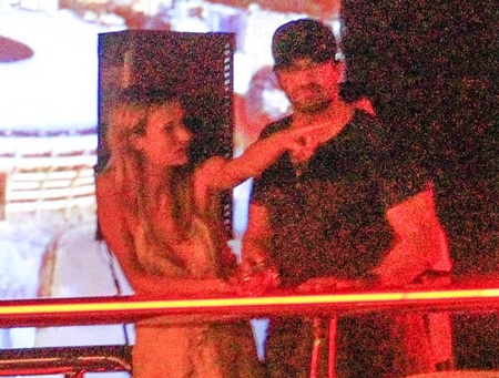 Cameron Diaz lựa chọn một bộ trang phục trẻ trung, thanh lịch khi tới trả lời phỏng vấn.