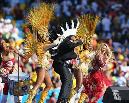 Shakira bế con trai cưng lên sân khấu trong lễ bế mạc World Cup