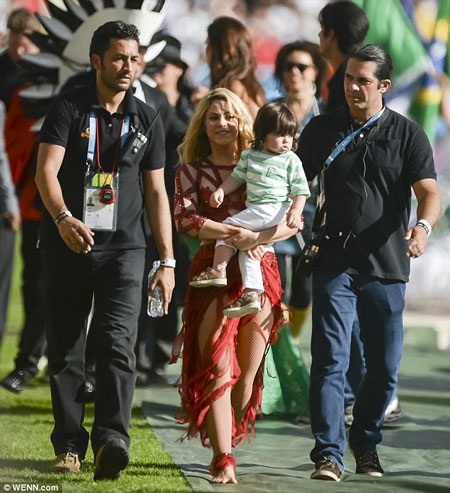 Shakira bế con trai cưng lên sân khấu trong lễ bế mạc World Cup