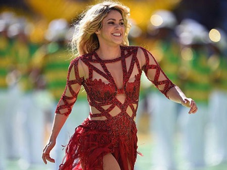 Shakira bế con trai cưng lên sân khấu trong lễ bế mạc World Cup