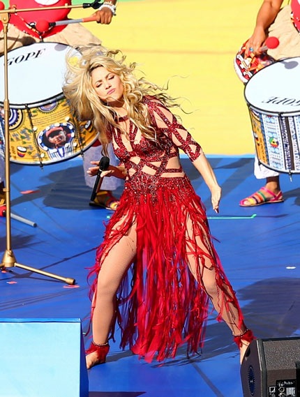 Shakira đi chân không để biểu diễn 