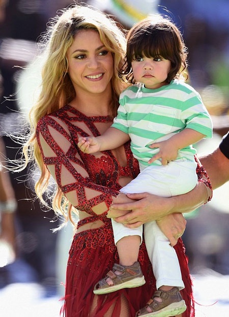 Shakira bế con trai cưng lên sân khấu trong lễ bế mạc World Cup