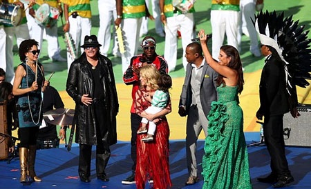 Shakira bế con trai cưng lên sân khấu trong lễ bế mạc World Cup