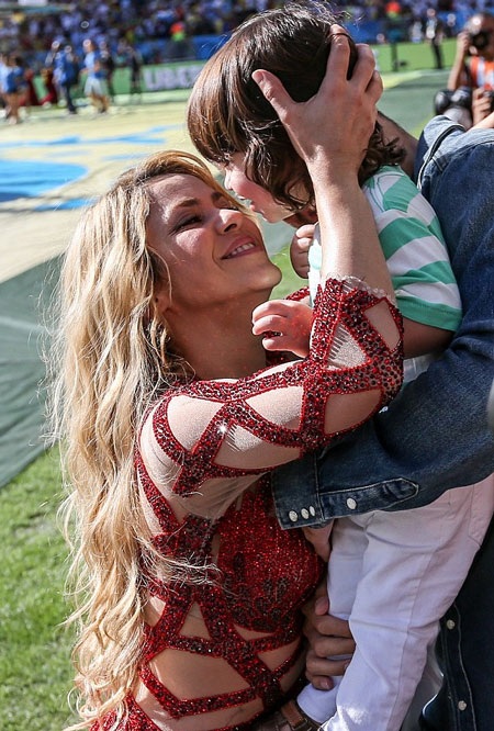 Shakira bế con trai cưng lên sân khấu trong lễ bế mạc World Cup