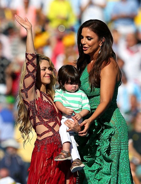 Shakira bế con trai cưng lên sân khấu trong lễ bế mạc World Cup