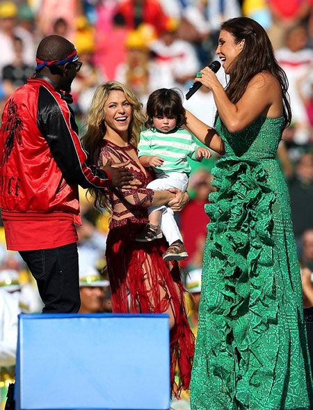 Shakira bế con trai cưng lên sân khấu trong lễ bế mạc World Cup
