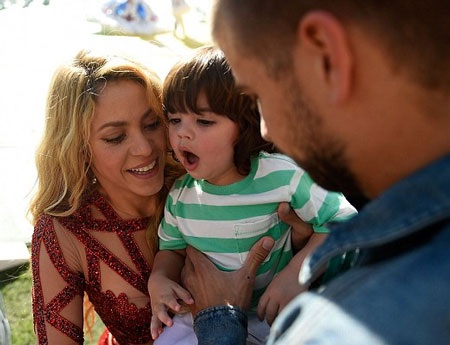 Shakira bế con trai cưng lên sân khấu trong lễ bế mạc World Cup