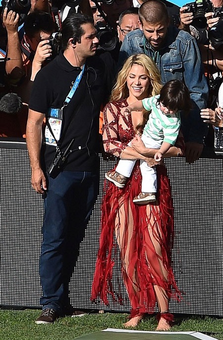 Shakira bế con trai cưng lên sân khấu trong lễ bế mạc World Cup