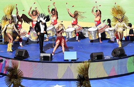 Shakira bế con trai cưng lên sân khấu trong lễ bế mạc World Cup