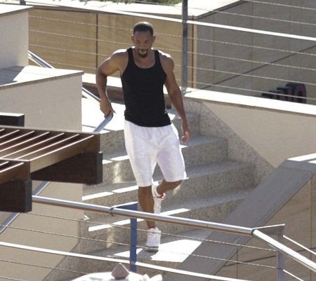 Ngôi sao nổi tiếng đi lại thoải mái trong khu resort cao cấp