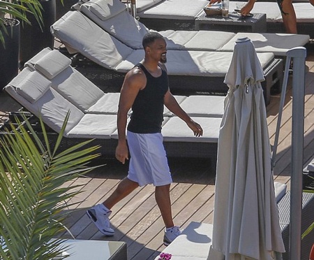 Ngôi sao nổi tiếng đi lại thoải mái trong khu resort cao cấp