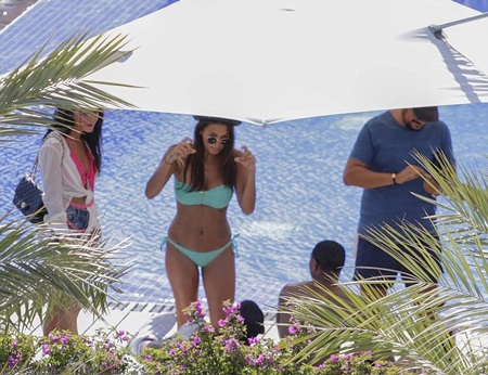 Nhiều cô gái trẻ đẹp lại tới trò chuyện và tán tỉnh ngôi sao nổi tiếng