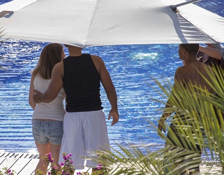 Will Smith vui vẻ chụp hình với một fan nữ.