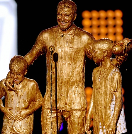 Hình ảnh đáng nhớ của ba cho con David Beckham trên sân khấu lễ trao giải Nickelodeon Kids