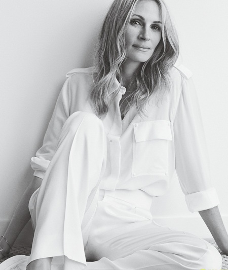 Cận kề tuổi 50, Julia vẫn đẹp vẹn nguyên như ngày nào.