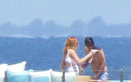 Lindsay Lohan thân mật với quản lý lực lưỡng