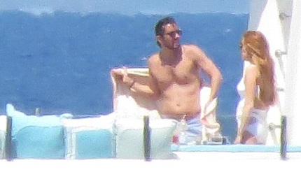 Lindsay Lohan thân mật với quản lý lực lưỡng