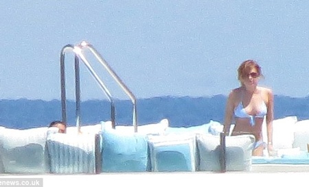 Nữ diễn viên của Mean Girls trông vô cùng gợi cảm với áo tắm hai mảnh màu trắng.