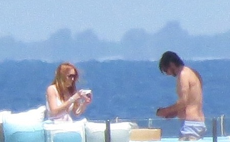 Lindsay Lohan đang chụp ảnh cho trợ lý của mình.