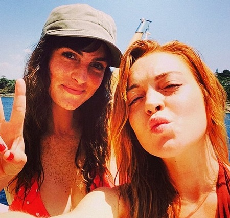 Người đẹp chụp ảnh cùng cô em gái Ali, hiện đang là một người mẫu tại Mỹ.