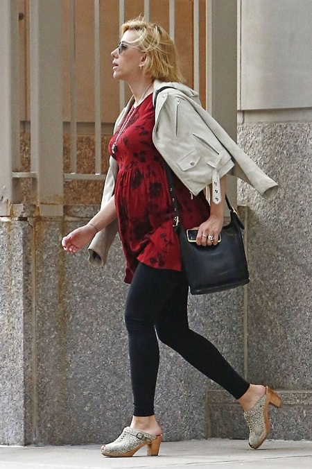 Hình ảnh mới nhất của "bà bầu" Scarlett Johansson - 2 Vy Vy