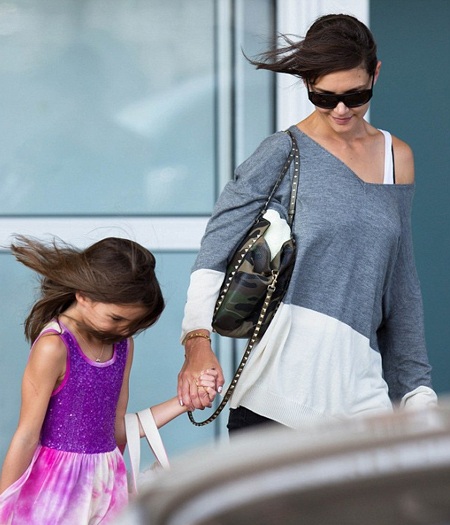 Bé Suri càng lớn càng giống mẹ