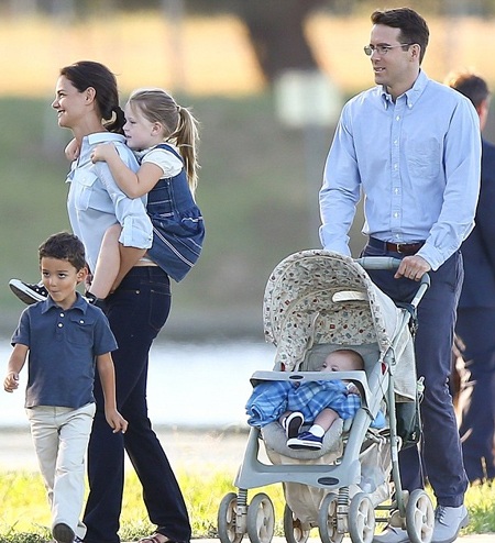 Hình ảnh bận rộn của Katie Holmes tại phim trường cùng bạn diễn Ryan Gosling trong bộ phim