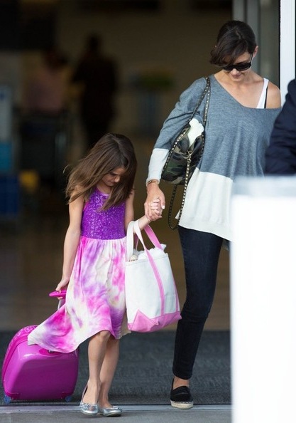 Bé Suri 8 tuổi cũng trưởng thành và tự lập hơn nhiều kể từ khi ra ở riêng cùng mẹ ruột.