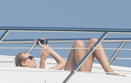 Siêu mẫu 22 tuổi nằm dài tắm nắng và thư giãn