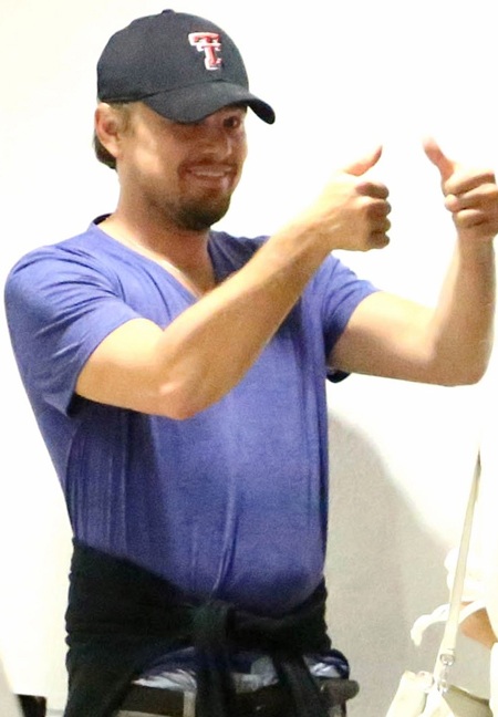 Leonardo DiCaprio lộ bụng phệ bên bạn gái siêu mẫu