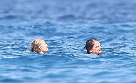 Cặp đôi vui sướng khi cùng tắm biển