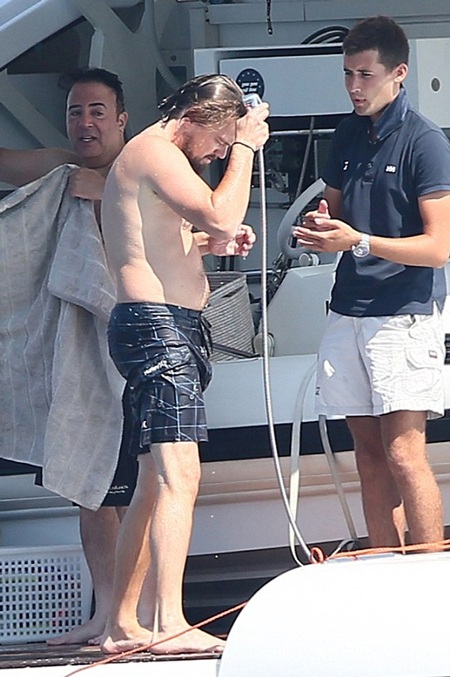 Cặp đôi vui sướng khi cùng tắm biển