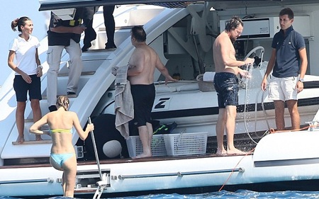 Một số người bạn của Toni và Leonardo cũng có mặt trên du thuyền