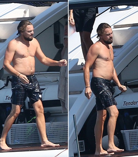 Cặp đôi vui sướng khi cùng tắm biển