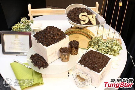 Bánh cưới được ghi rõ chữ cái đầu tên của Từ Nhược Tuyên và chồng.