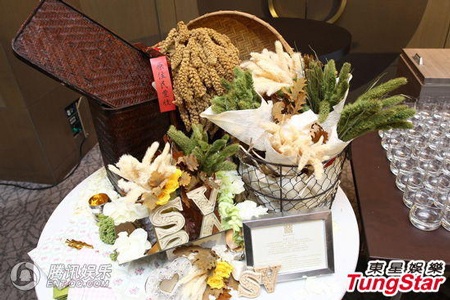 Bánh cưới được ghi rõ chữ cái đầu tên của Từ Nhược Tuyên và chồng.