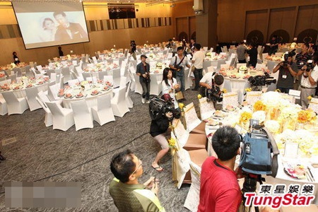 Khoảng 55 bàn tiệc đã được chuẩn bị kỹ lưỡng để đón khách trước giờ tổ chức tiệc