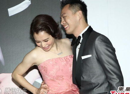 Chân dài Lâm Chí Linh cũng tới chúc mừng Từ Nhược Tuyên.