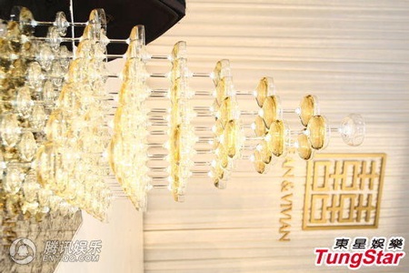 Ly sâm panh được xếp cao giữa sân khấu