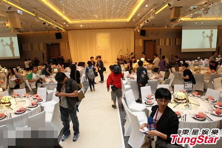 Ly sâm panh được xếp cao giữa sân khấu