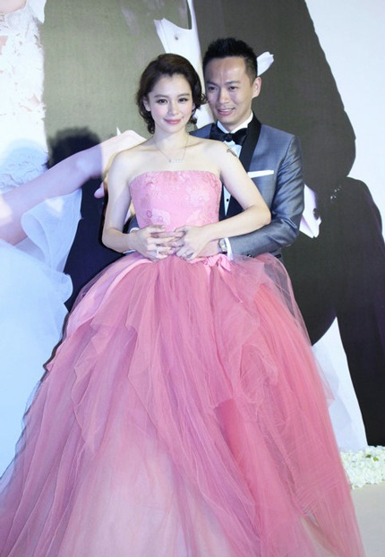 Ông xã Li Yunfeng không thể rời mắt khỏi cô dâu xinh đẹp của mình suốt tiệc cưới