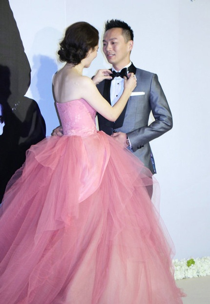 Ông xã Li Yunfeng không thể rời mắt khỏi cô dâu xinh đẹp của mình suốt tiệc cưới