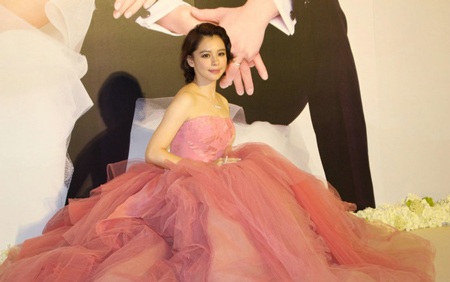 Ông xã Li Yunfeng không thể rời mắt khỏi cô dâu xinh đẹp của mình suốt tiệc cưới