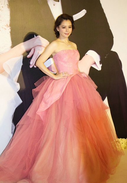 Ông xã Li Yunfeng không thể rời mắt khỏi cô dâu xinh đẹp của mình suốt tiệc cưới