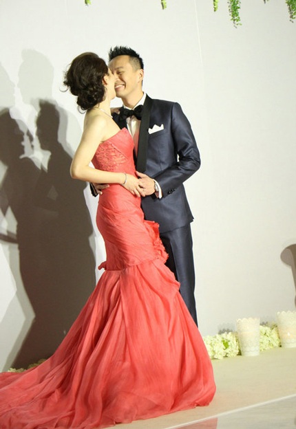 Từ Nhược Tuyên thay hai chiếc váy dạ hội trong tiệc cưới tại Đài Loan tối 23/7