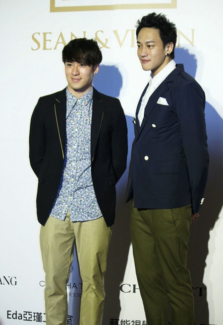 Hà Nhuận Đông (phải) tới chúc mừng vợ chồng Tử Nhược Tuyên cùng một người bạn