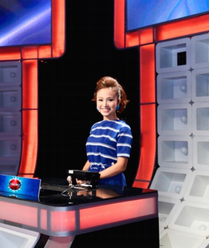 MC Thanh Vân với trang phục chủ đề biển đảo